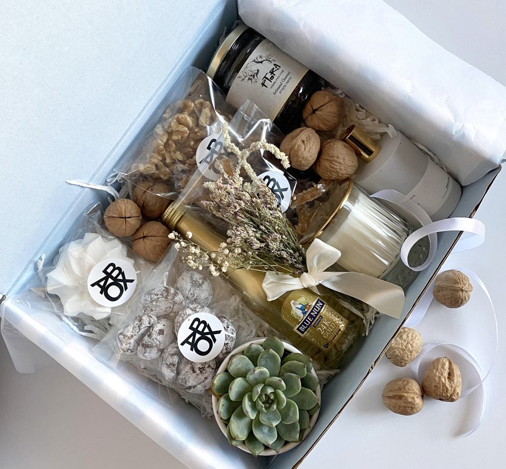 inside pesach box_N2